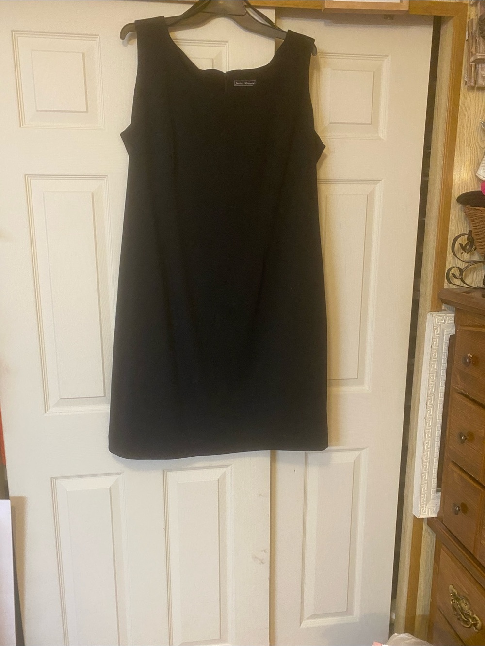 Jessica Howard Black Sleeveless Shift Dress
